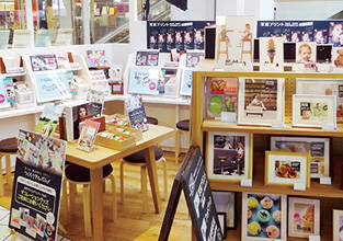 フォトブックやフォトグッズのサンプルが並ぶ店内