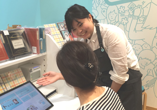 店舗スタッフがお客様の注文をサポートする様子