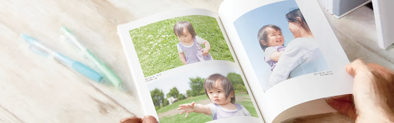 子どもの写真を収めたライトブックを開いた様子