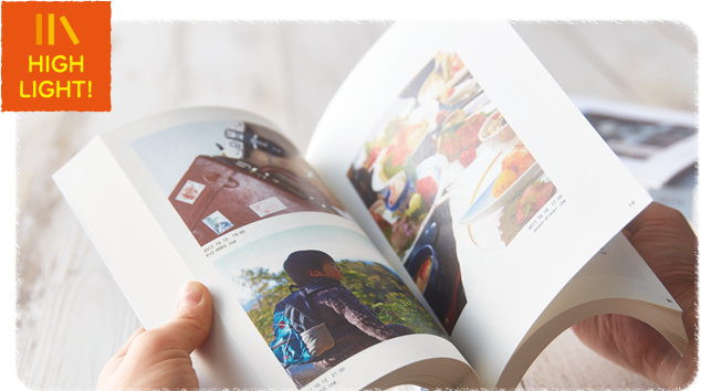 HIGH LIGHT! 旅や食事の写真をまとめたライトブックをめくる様子