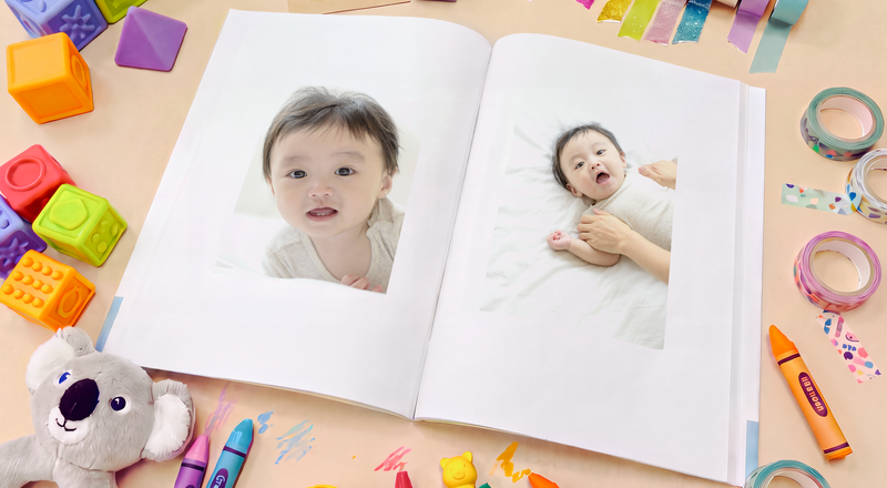 赤ちゃんの写真を収めたライトブックとおもちゃ
