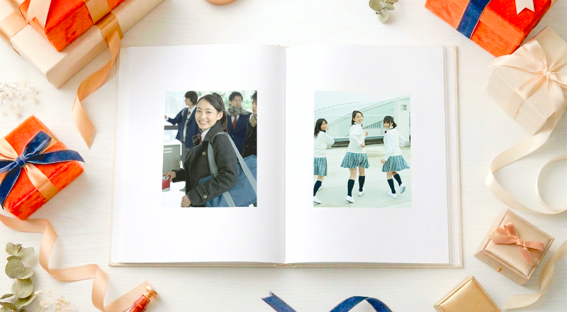 友人との写真を収めたライトブックとプレゼントの箱