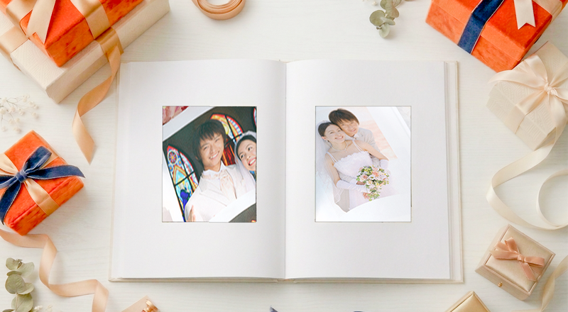 新郎新婦やゲストの写真を収めたウェディングブック