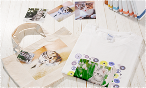 猫の写真をプリントしたTシャツとトートバッグ