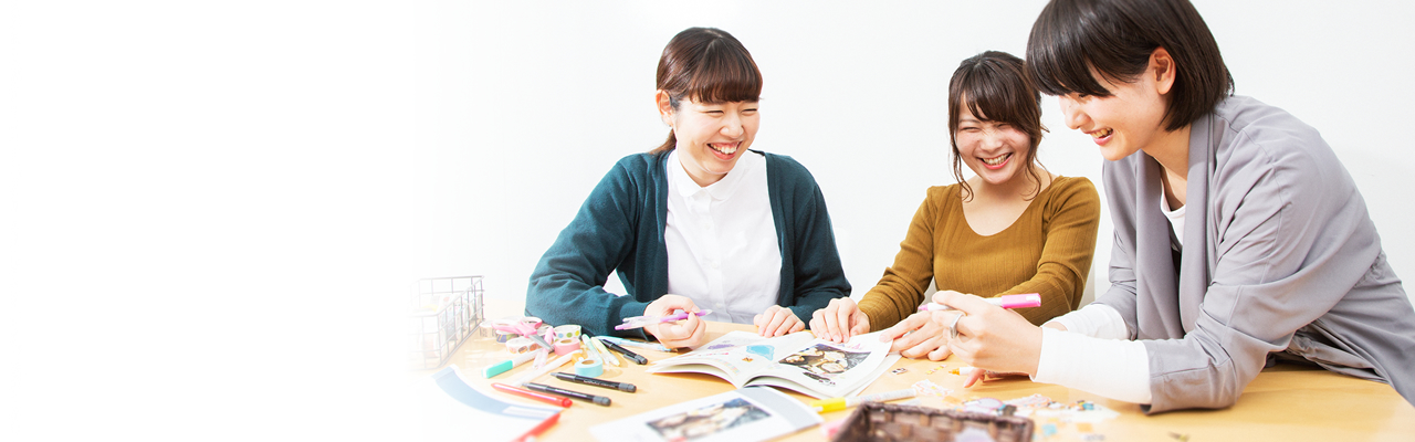 ライトブックを囲んで書き込みを楽しむ女性たち
