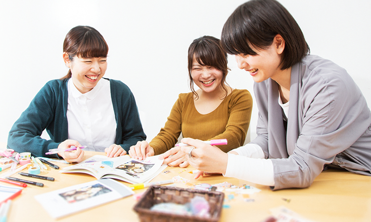 ライトブックを囲んで書き込みを楽しむ女性たち
