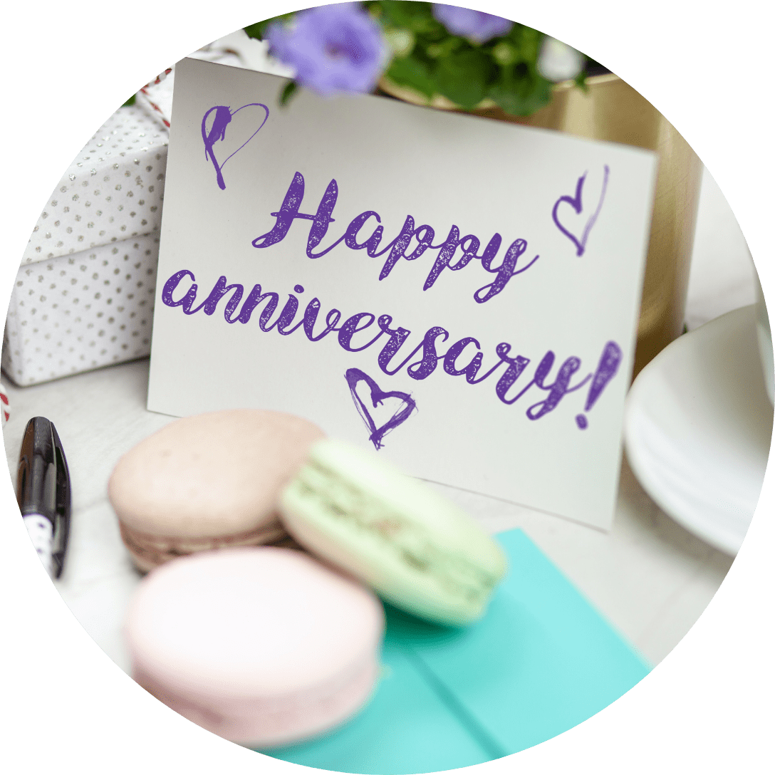 Happy anniversaryのメッセージカードとマカロン